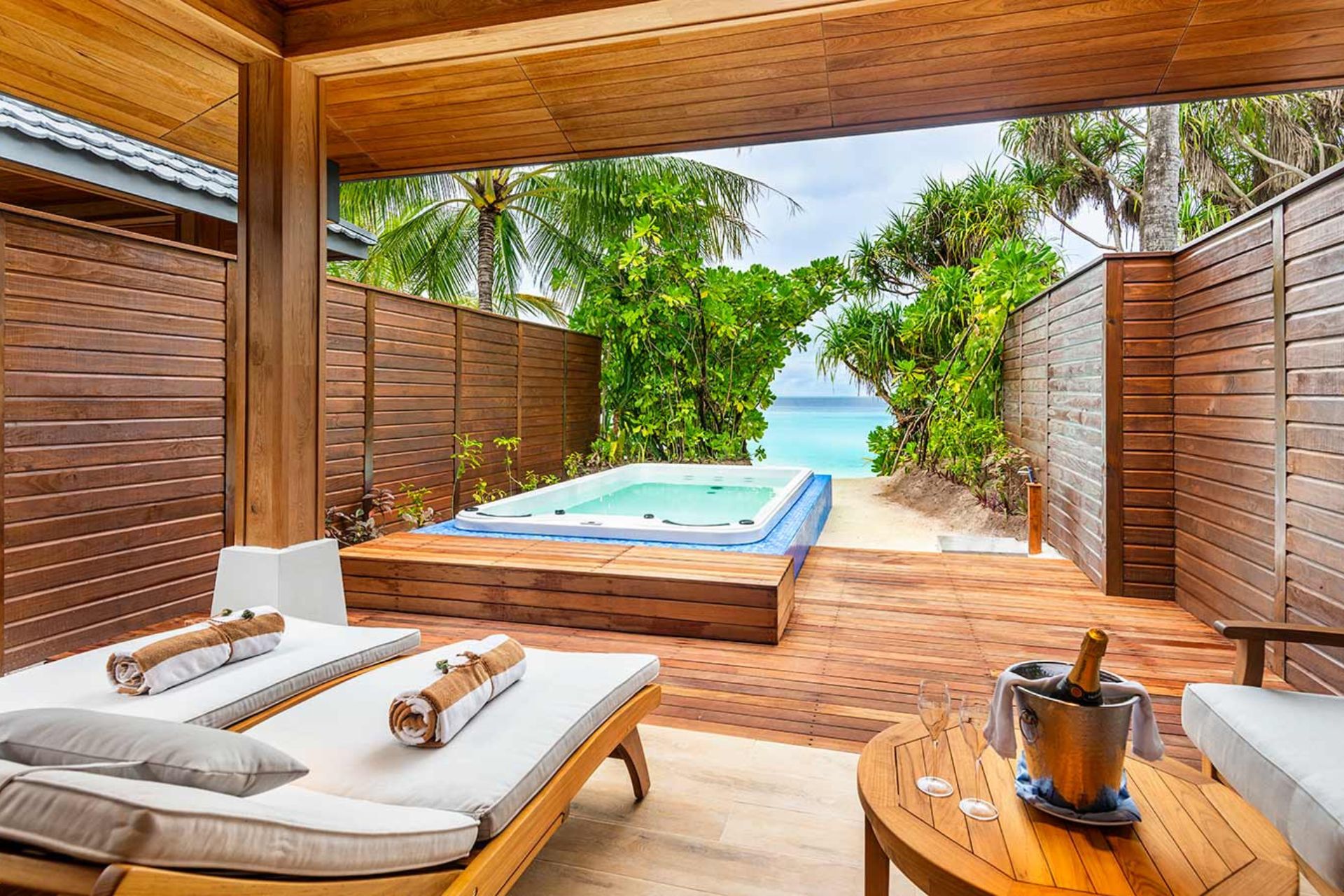 Beach-Suite-with-Jacuzzi