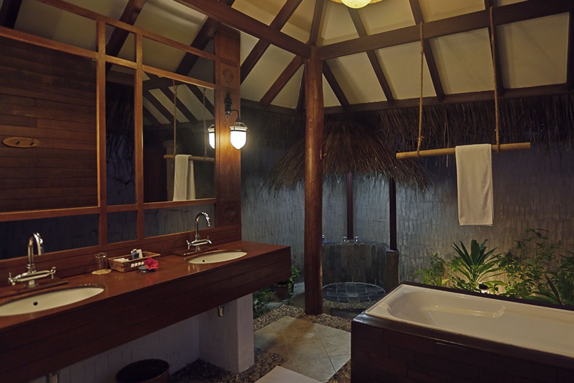 Medhufushi-Beach-Villa-Suite-Bath.jpg