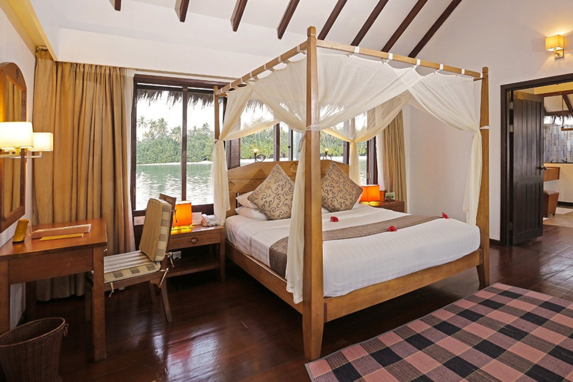 Medhufushi-Lagoon-Villa-Bedroom